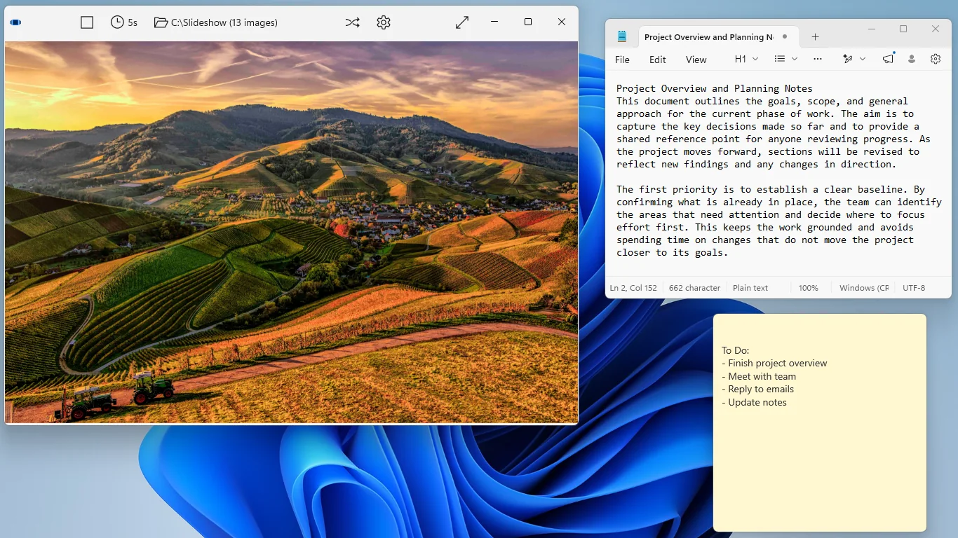 Tiny Slideshow in a small window on a Windows desktop beside Notepad and a sticky note, showing a photo of vineyard hills at sunset.